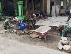 Babinsa Jaga Semangat Gotong Royong dalam Pembangunan Talud Jalan