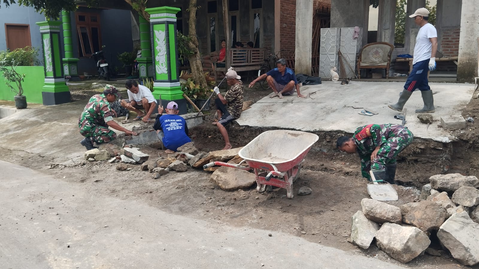 Babinsa Jaga Semangat Gotong Royong dalam Pembangunan Talud Jalan