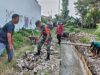 Babinsa Bangun Talud Irigasi Sawah Bersama Warga