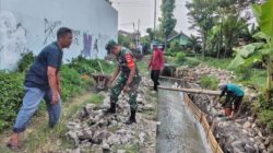 Babinsa Bangun Talud Irigasi Sawah Bersama Warga Babinsa Bangun Talud Irigasi Sawah Bersama Warga