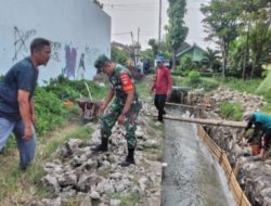 Babinsa Bangun Talud Irigasi Sawah Bersama Warga