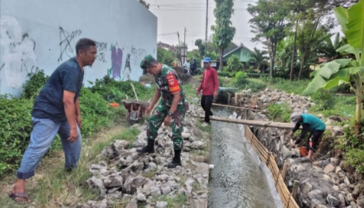 Babinsa Bangun Talud Irigasi Sawah Bersama Warga