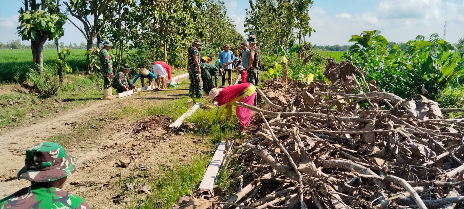 Bu Suliyem Bawa Semangat Kartini Di TMMD