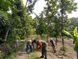 Babinsa Penggerak Gotong Royong Pimpin Warga Bersihkan Rumput Liar Di Sepanjang Jalan Desa