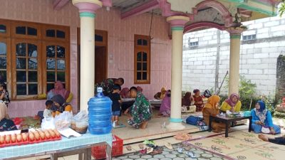 Babinsa Berinteraksi Dengan Para Ibu dari Balita Di Posyandu Babinsa Berinteraksi Dengan Para Ibu dari Balita Di Posyandu