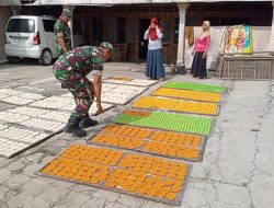 Dukung Ekonomi Warga, Babinsa Cek UMKM Pembuatan Rengginang