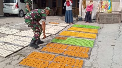 Dukung Ekonomi Warga, Babinsa Cek UMKM Pembuatan Rengginang