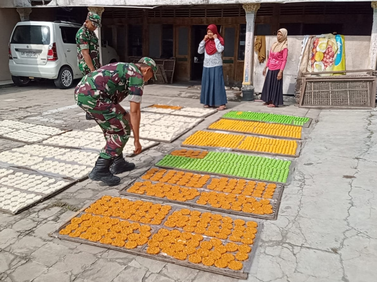 Dukung Ekonomi Warga, Babinsa Cek UMKM Pembuatan Rengginang