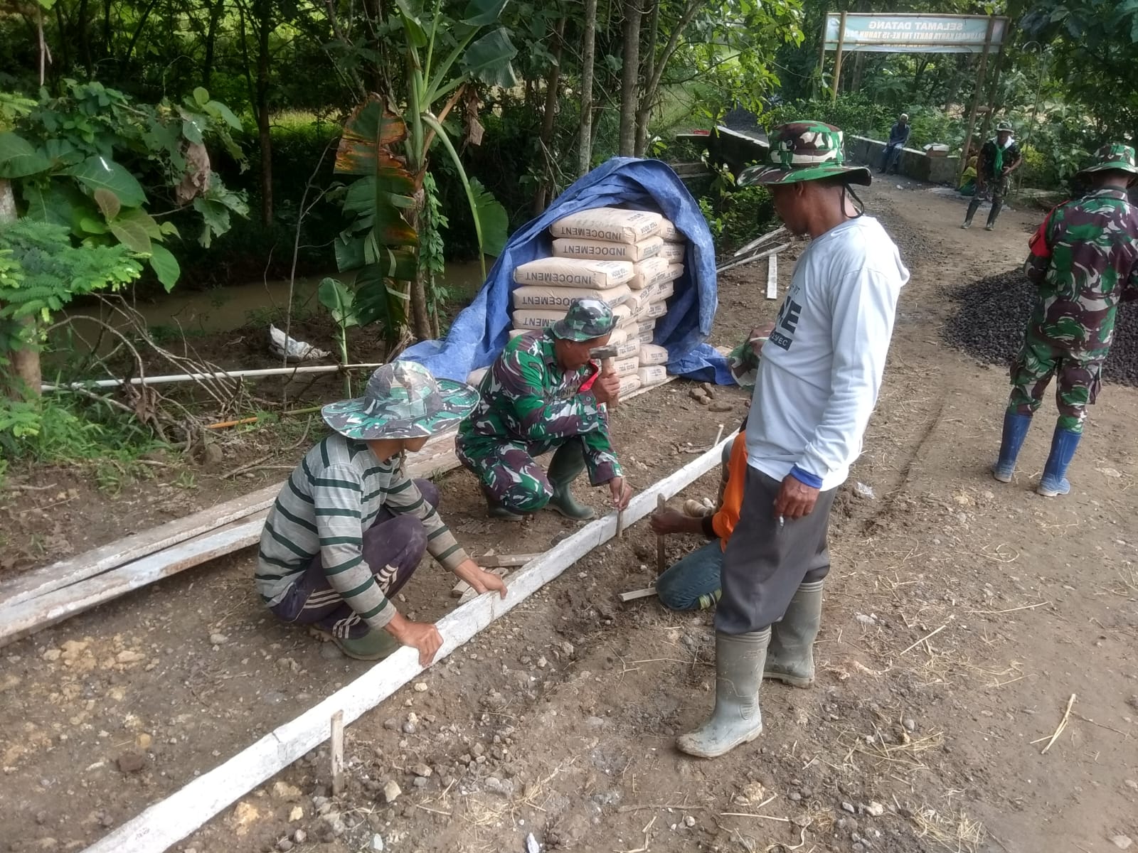 Babinsa Pimpin Pembangunan Talud Sepanjang 50 Meter Demi Kelancaran Akses Warga