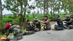 Pijat Memijat Bahu lepaskan Lelah Anggota Satgas TMMD di Jam Istirahat