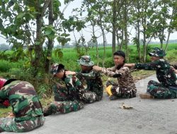 Pijat Memijat Bahu lepaskan Lelah Anggota Satgas TMMD di Jam Istirahat