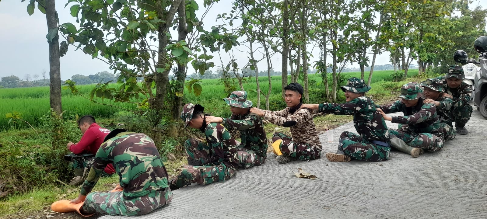 Pijat Memijat Bahu lepaskan Lelah Anggota Satgas TMMD di Jam Istirahat