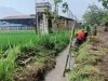 Menjaga Air Tetap Lancar, Babinsa Gotong Royong Bersihkan Saluran Irigasi
