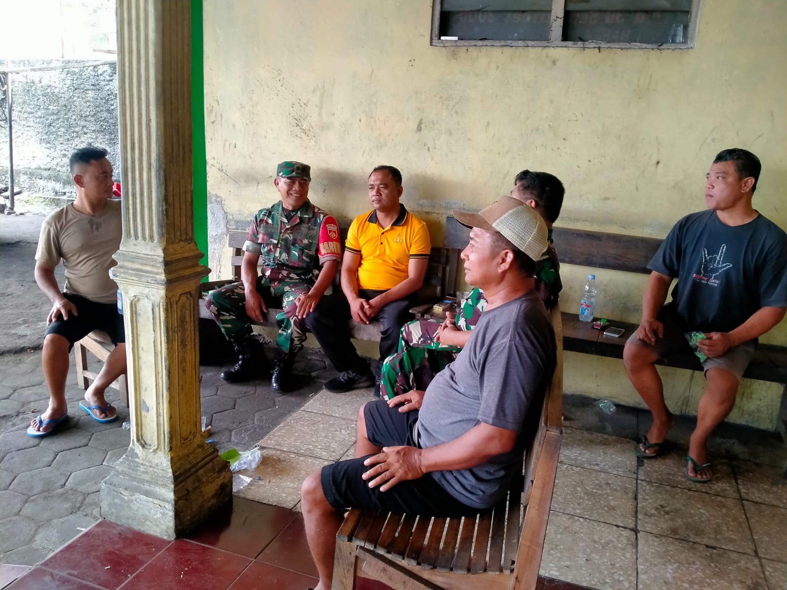 JALIN KEAKRABAN, BABINSA DATANGI RUMAH WARGA DARI PINTU KE PINTU