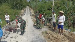 Perkuat Gotong Royong, Babinsa dan Warga Berkumpul Bangun Talud Jalan