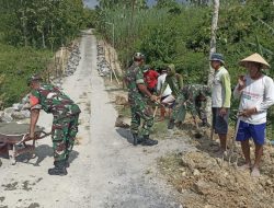 Perkuat Gotong Royong, Babinsa dan Warga Berkumpul Bangun Talud Jalan