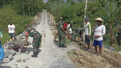 Perkuat Gotong Royong, Babinsa dan Warga Berkumpul Bangun Talud Jalan