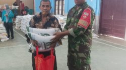 Babinsa Kawal Penyaluran Bantuan Beras 20 Kg dan Minyak Goreng 4 Liter dari Pemerinta