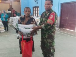 Babinsa Kawal Penyaluran Bantuan Beras 20 Kg dan Minyak Goreng 4 Liter dari Pemerinta