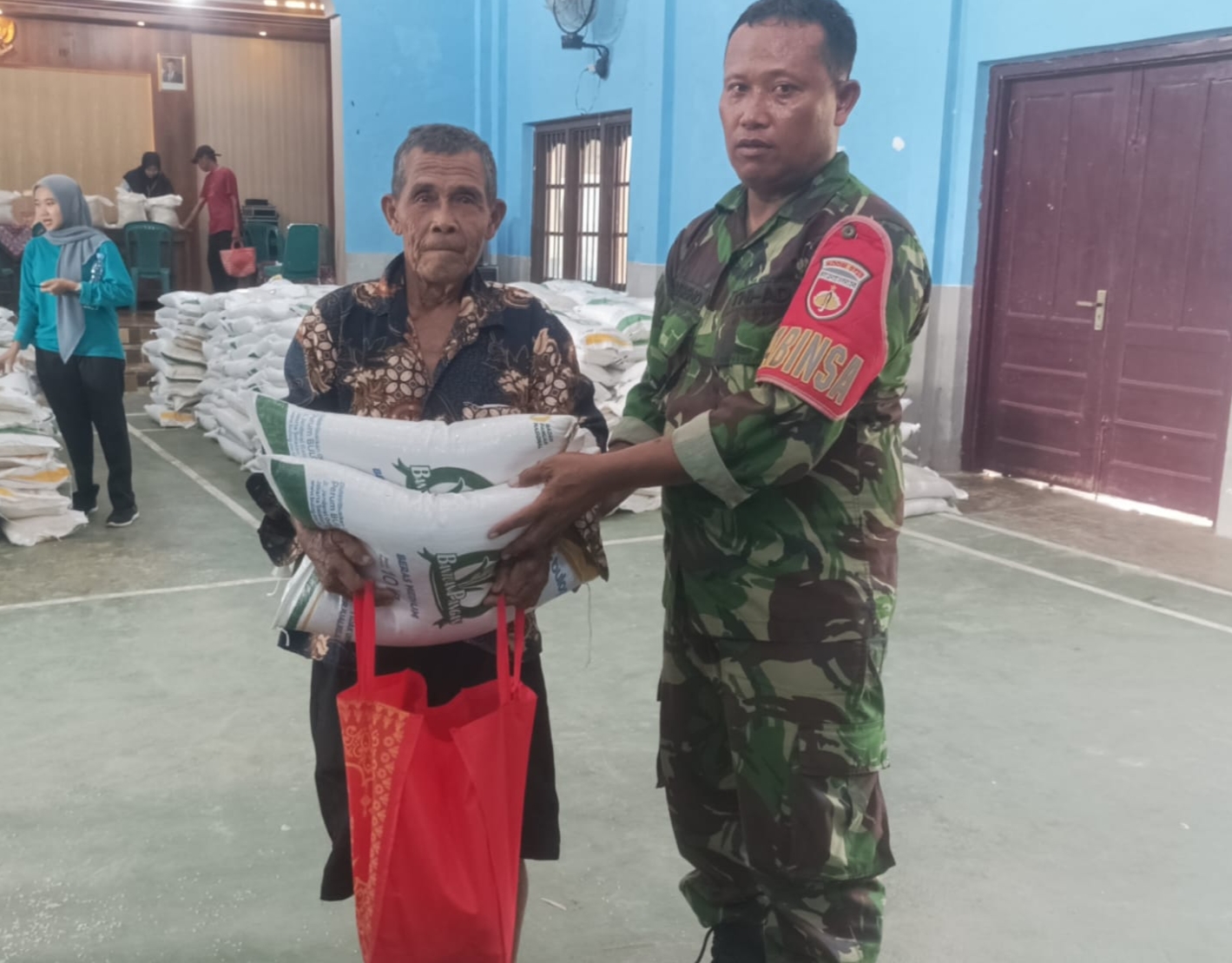 Babinsa Kawal Penyaluran Bantuan Beras 20 Kg dan Minyak Goreng 4 Liter dari Pemerinta