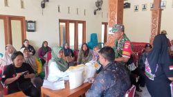 Babinsa Kawal Penyaluran Bantuan Pangan PBP TA 2026 untuk Warga 