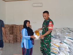 Jamin Aman, Babinsa Hadir Amankan Penyaluran Beras dan Minyak