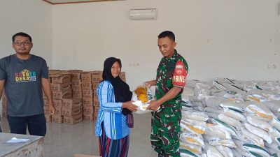 Jamin Aman, Babinsa Hadir Amankan Penyaluran Beras dan Minyak