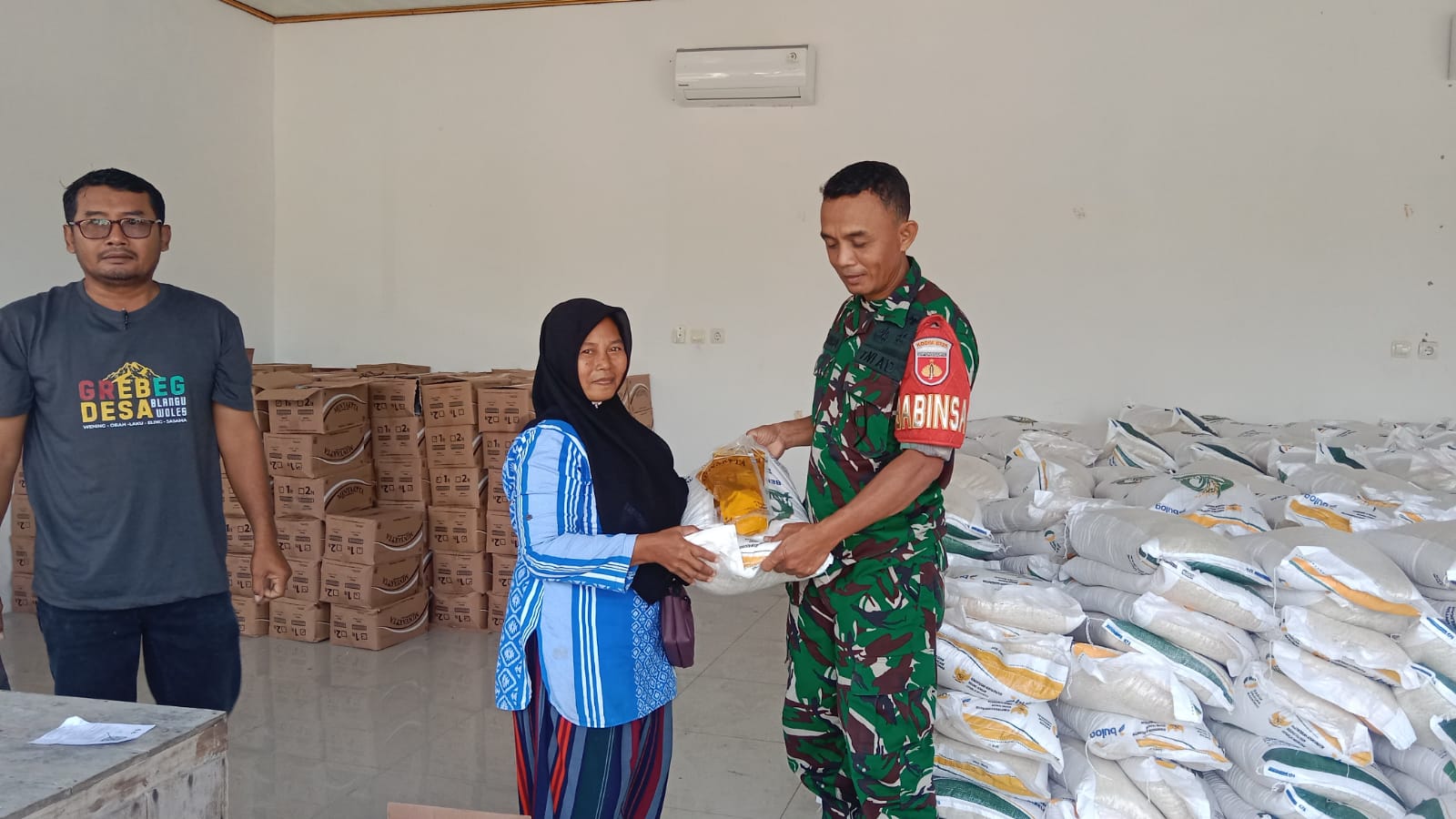 Jamin Aman, Babinsa Hadir Amankan Penyaluran Beras dan Minyak