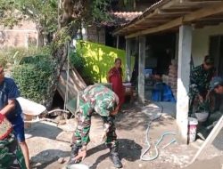 Babinsa dan Warga Gotong Royong Renovasi Rumah Tidak Layak