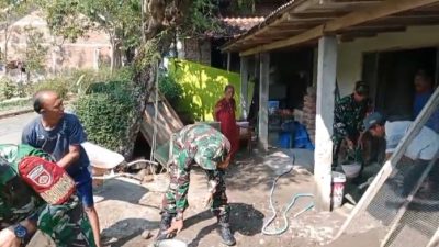 Babinsa dan Warga Gotong Royong Renovasi Rumah Tidak Layak