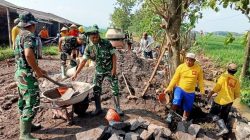 Babinsa dan Warga Gotong Royong Cor Jalan Penghubung Antar Desa, Prioritaskan Kelancaran Akses