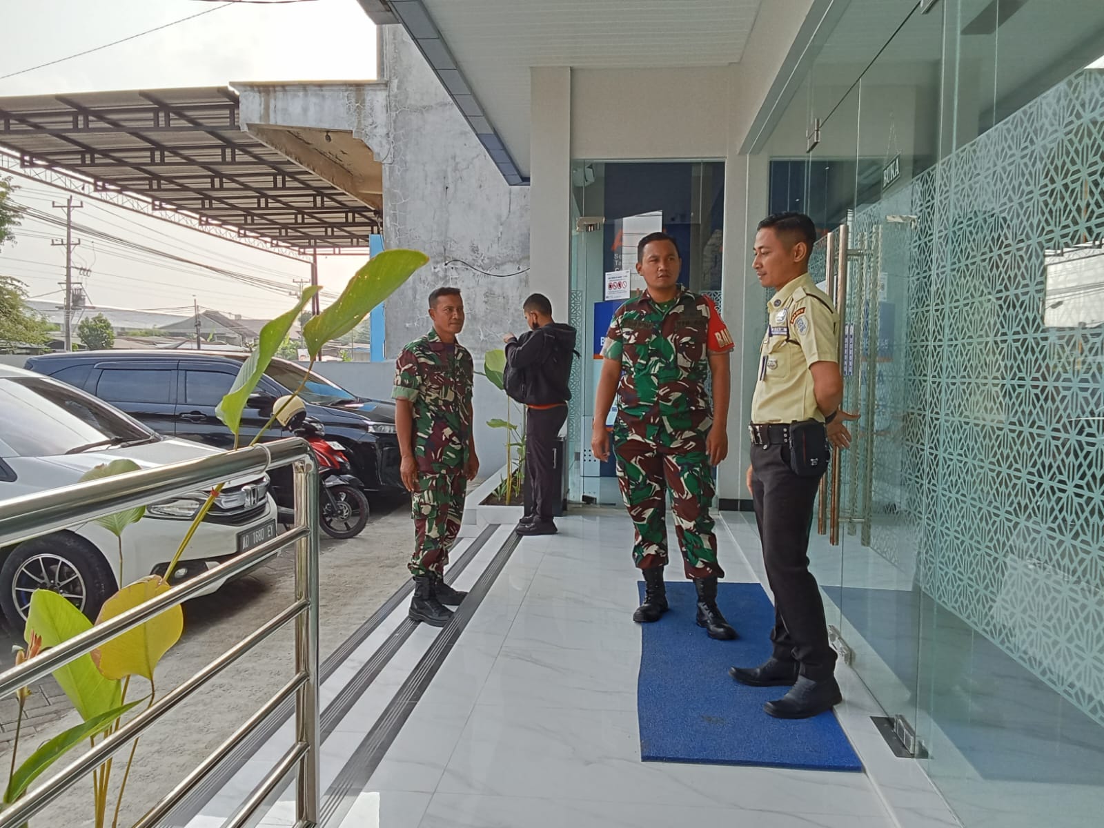 Jaga Ketertiban Wilayah, Babinsa Aktif Patroli dan Kunjungi Warga