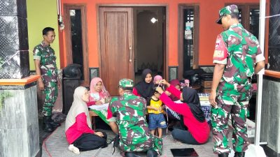 Dukung Generasi Sehat, Babinsa Dampingi Pemberian Vitamin Untuk Balita