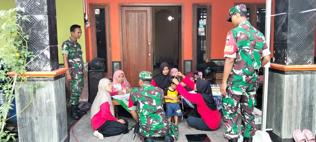 Dukung Generasi Sehat, Babinsa Dampingi Pemberian Vitamin Untuk Balita