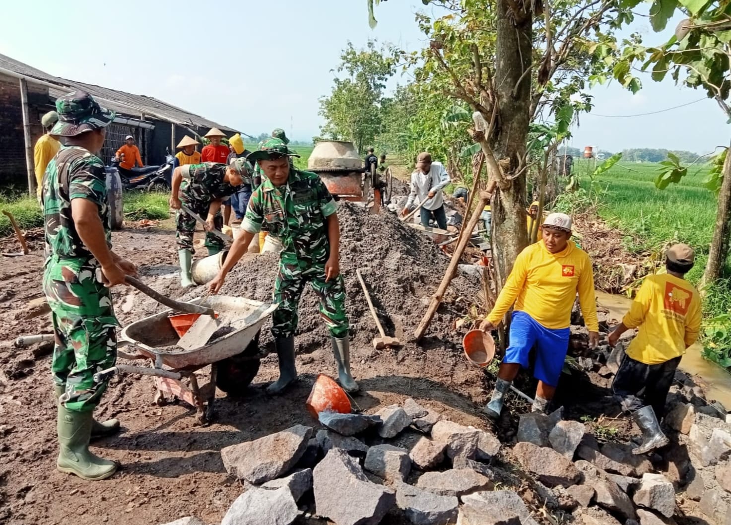 Babinsa dan Warga Gotong Royong Cor Jalan Penghubung Antar Desa, Prioritaskan Kelancaran Akses