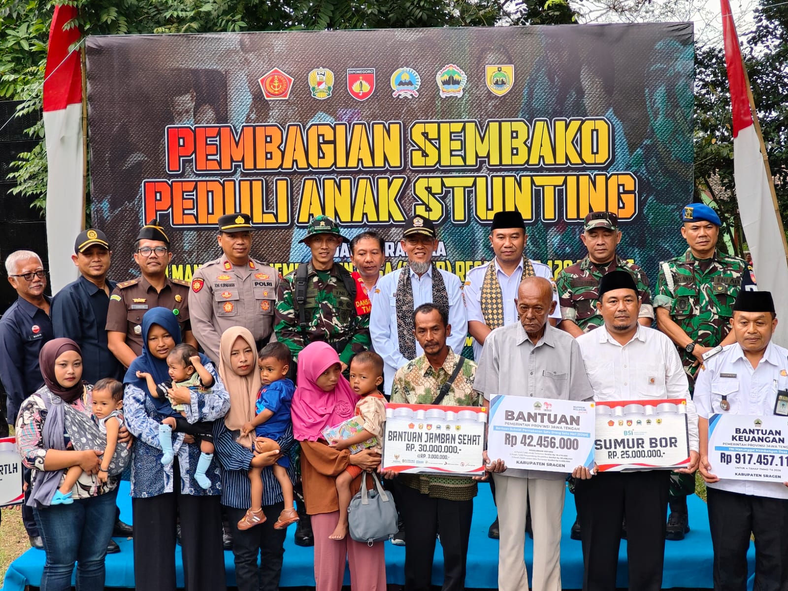 Ratusan paket sembako dibagikan kepada warga pra sejahtera dan keluarga anak stunting