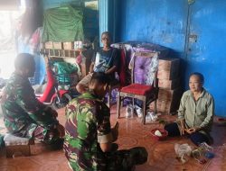 Duduk di Lantai, Cara Babinsa Rebut Hati Warga