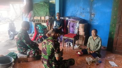 Duduk di Lantai, Cara Babinsa Rebut Hati Warga