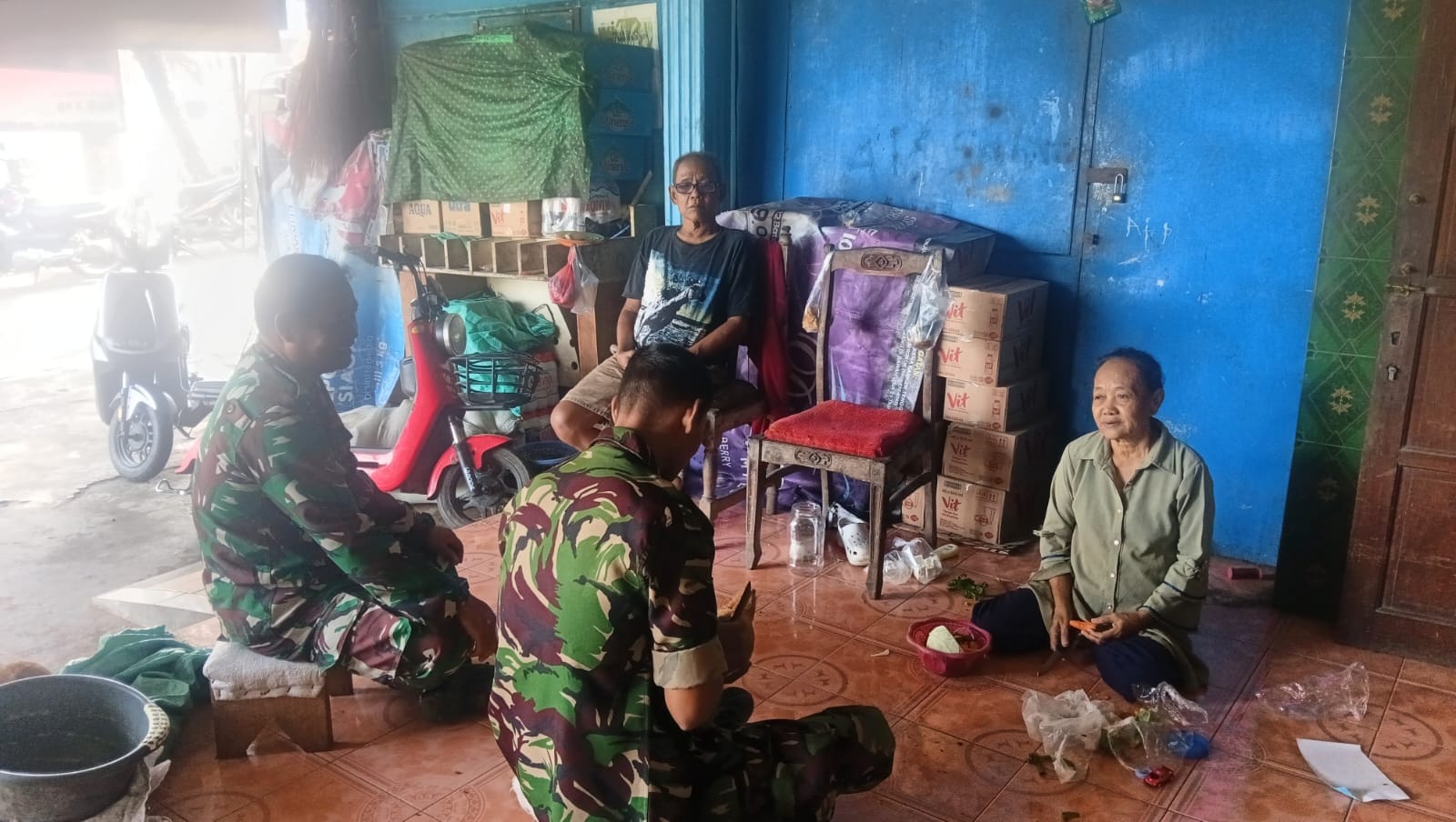 Duduk di Lantai, Cara Babinsa Rebut Hati Warga