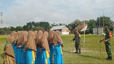 Asah Mental Juara, Babinsa Latih Lempar Galah Siswa SMP Pondok