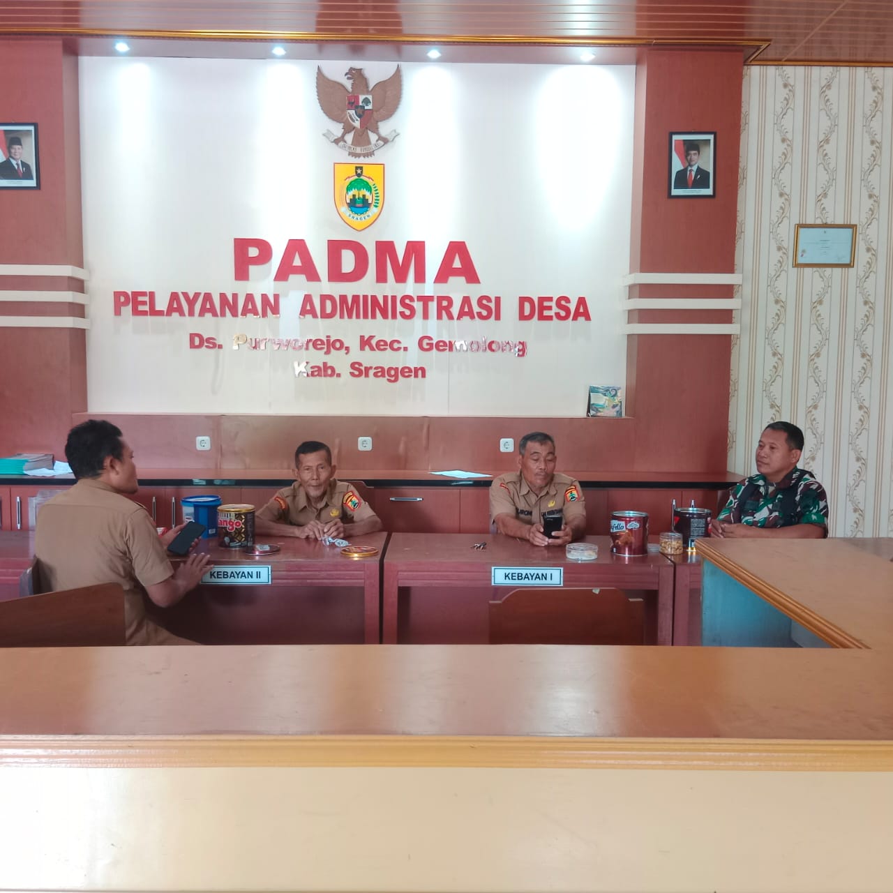 Pastikan Bantuan Tepat Sasaran, Babinsa Datangi Kantor Desa Cari Data KK Miskin