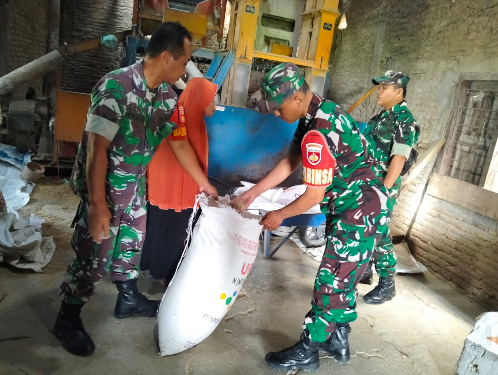 Beras Menjadi Kebutuhan Utama, Babinsa Cek Penggilingan Pastikan Stok Aman