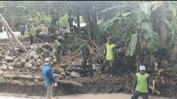 Babinsa Bersama Warga Gotong Royong Bangun Talud Jalan Babinsa Bersama Warga Gotong Royong Bangun Talud Jalan