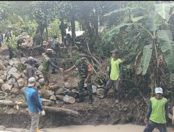 Babinsa Bersama Warga Gotong Royong Bangun Talud Jalan