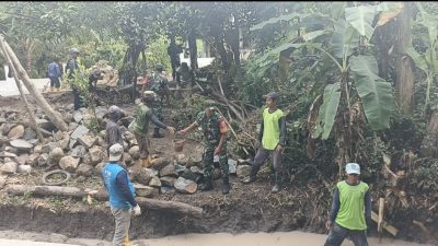 Babinsa Bersama Warga Gotong Royong Bangun Talud Jalan Babinsa Bersama Warga Gotong Royong Bangun Talud Jalan