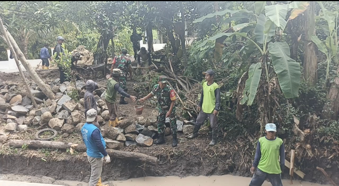 Babinsa Bersama Warga Gotong Royong Bangun Talud Jalan