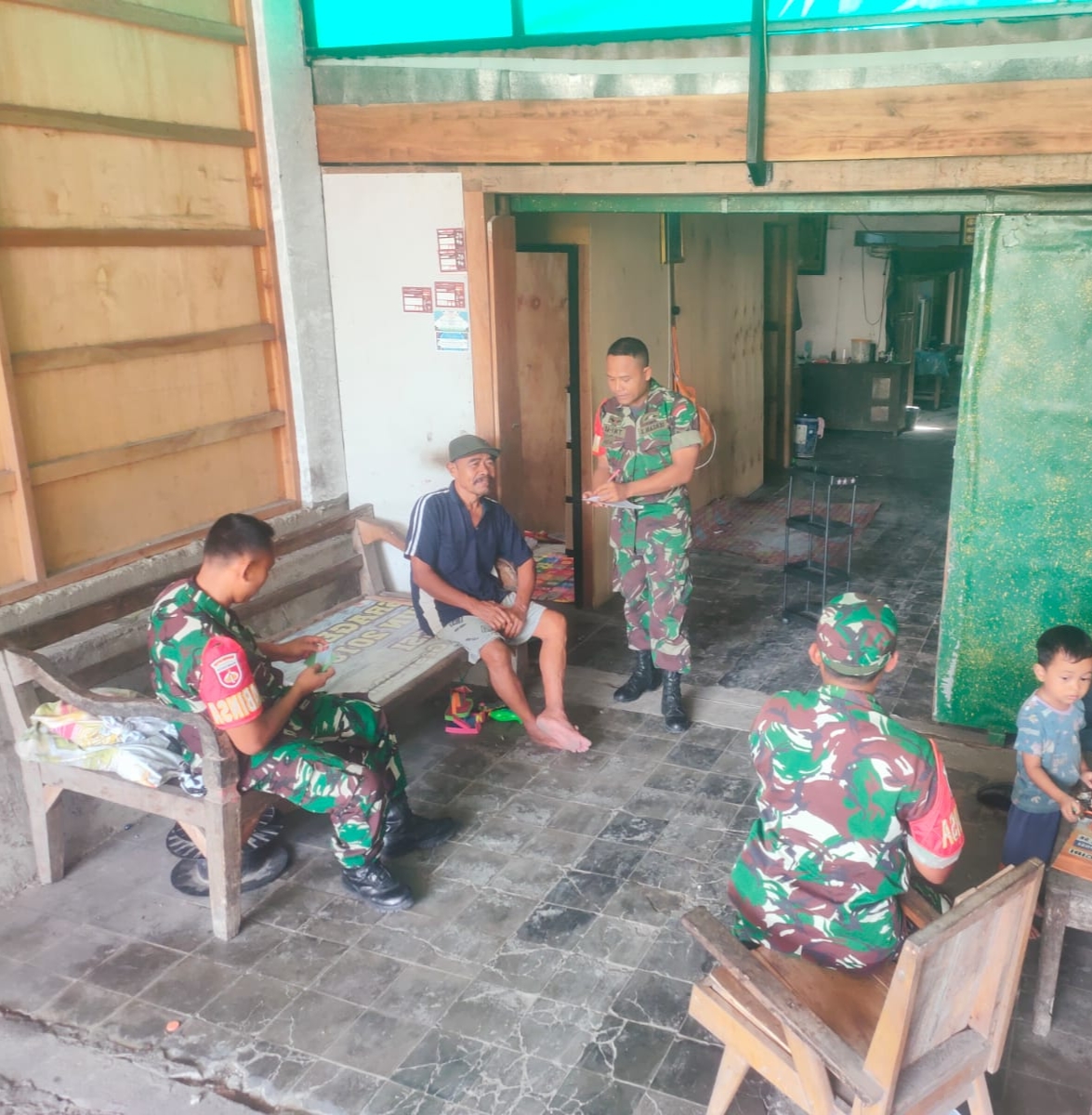 Babinsa Turun Langsung ke Wilayah, Perbarui Data Penerima Bantuan Sosial