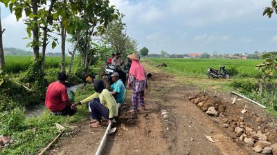 Warga Terik Mulyo Dan Puro Berganti Hari Terus Bertambah Banyak Untuk Membantu Satgas TMMD