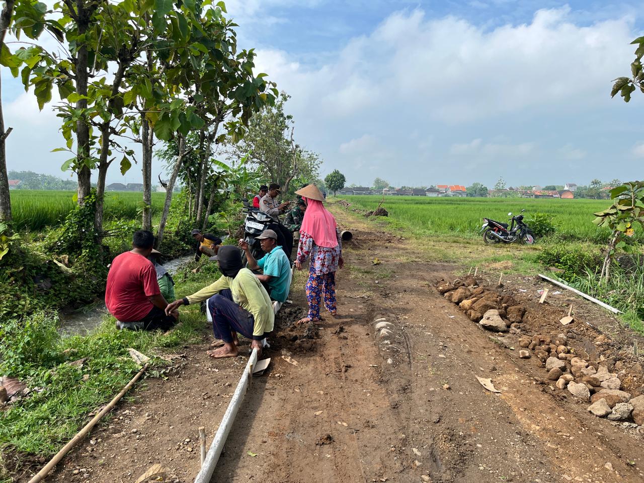 Warga Terik Mulyo Dan Puro Berganti Hari Terus Bertambah Banyak Untuk Membantu Satgas TMMD