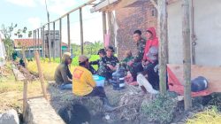 Canda gurau anggota Satgas TMMD disela sela kejar target